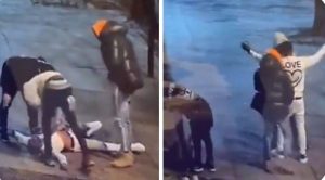 لصوص يعتدون بالضرب على شخصين خلال سيرهما في شارع عام في نيويورك (فيديو)