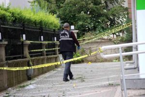 تركي يقتحم منزل والد زوجته بمسدس ويقتلها ويقتل والدها