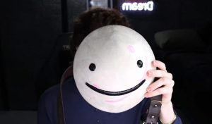 يوتيوبر غامض يكشف وجهه للمرة الأولى لـ 30 مليون متابع