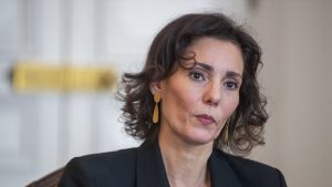 وزيرة الخارجية البلجيكية تقص شعرها خلال جلسة للنواب دعماً للمرأة الإيرانية (فيديو)