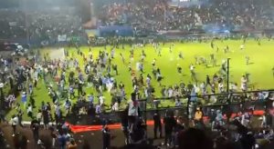 توقف الدوري الإندونيسي لمدة أسبوع بسبب وفاة 129 شخصًا في أحد الملاعب