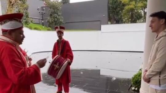 مسعود أوزيل يحتفل بعيد ميلاده على طريقة فرقة المهتر العثمانية (فيديو) 27