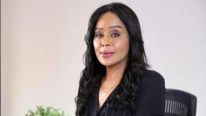 أخصائية كويتية: “ثبت علميا ان الرجل يحيض”!.. شاهد ردة فعل المذيع