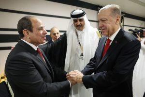 شاهد.. اردوغان يلتقي السيسي في قطر