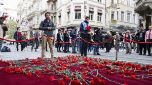الأتراك يرمون الورود في موقع انفجار شارع الاستقلال (صور، فيديو)