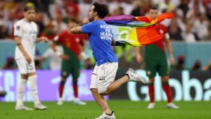 الكشف هوية ومصير المشجع الذي اقتحم مباراة البرتغال بعلم “المثليين” في كأس العالم