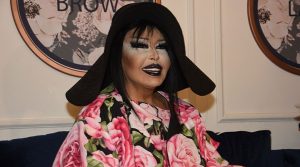 بعد ان سمعت الاذان.. مغنية تركية تستدعي مؤذن الى بيتها وتصحح له اخطاءه