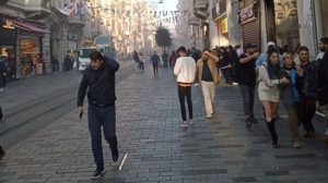 شاهد لحظة هروب منفذة تفجير إسطنبول قبل لحظات من وقوع الانفجار (فيديو)