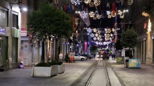 إسطنبول .. تفكيك مقاعد أواني الزهور الخرسانية في شارع الاستقلال