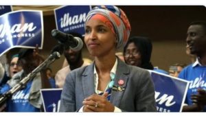 نائبة أمريكية ترقص في الشارع احتفالا بفوزها في الانتخابات (فيديو)