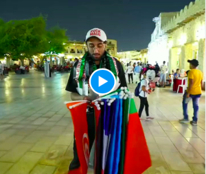 في قطر.. سعودي يبيع جميع الاعلام الا العلم الفلسطيني يوزعه مجانا