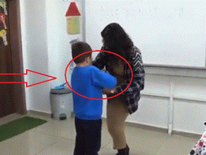 طالب يقدم دجاجة هدية لمعلمته بمناسبة عيد المعلم في تركيا 1