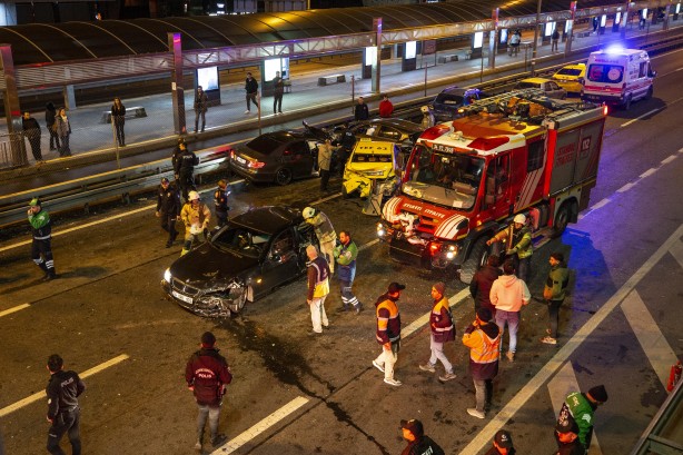 تصادم 13 سيارة في حادث سير مريع بوسط مدينة اسطنبول "صور وفيديو" 3