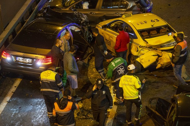 تصادم 13 سيارة في حادث سير مريع بوسط مدينة اسطنبول "صور وفيديو" 5