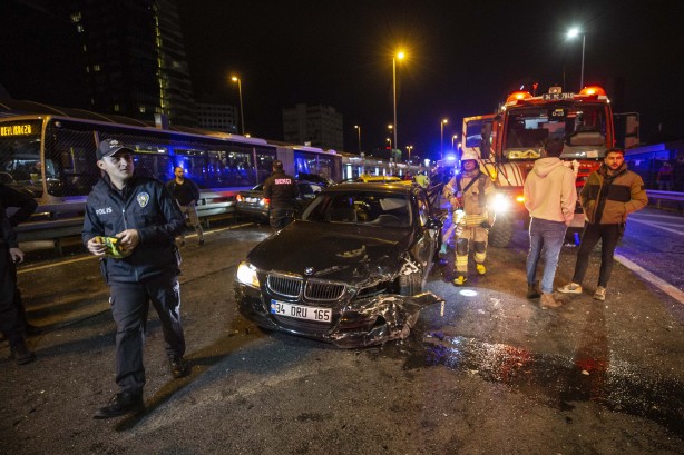 تصادم 13 سيارة في حادث سير مريع بوسط مدينة اسطنبول "صور وفيديو" 11