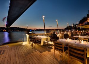 من أكل العنب إلى رش الملح.. تعرف على أغرب طقوس الاحتفال برأس السنة في تركيا والدول الأخرى