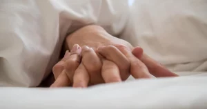 سوري شاذ يمارس الجنس مع صديقه أمام زوجته ورد فعلها صادم (فيديو)