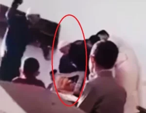 تعرية وتعذيب طفل داخل مسجد على يد شيخ يثير الغضب (فيديو صادم)