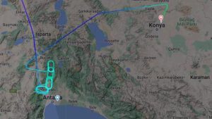طائرة تركية تعجز عن الهبوط في مطار أنطاليا لمدة ساعتين
