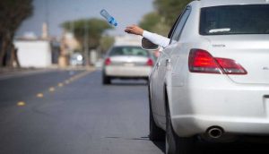 السعودية .. غرامة مالية ضخمة على ملقي النفايات من نوافذ السيارات 