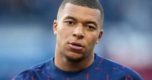 كيليان مبابي ينفصل عن حبيبته المتحولة جنسياً بسبب فتاة فاتنة قابلها في قطر (صور)