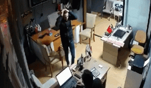 تركيا .. لبناني ينتحر من نافذة مكتبه وردة فعل صادمة من زميله! (فيديو)