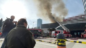 اندلاع حريق ضخم في أحد المراكز التجارية في إسطنبول (فيديو)