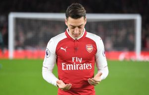 مسعود اوزيل يوجه رسالة قاسية لمنتقدي رونالدو