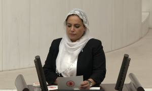 نائبة تركية تخلع حجابها على الهواء وترميه على الأرض “فيديو”