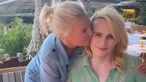 نجمة عالمية تعترف: قبلة مثلية في أحد أفلامي فتحت شهيتي لمواعدة النساء “فيديو فاضح”