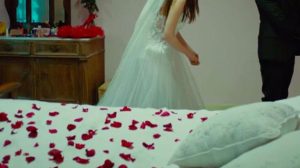 تقليد لا يصدق يحدث بعد زفاف الزوجين في أفريقيا !