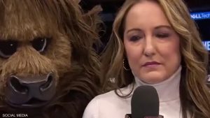 مراسلة تليفزيونية تتعرض لموقف محرج بسبب مقلب: فيديو