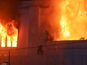 فيديو صادم لأشخاض يلقون بأنفسهم من الشرفات بسبب حريق هائل في نادي للقمار