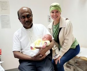 الطفلة المعجزة.. زوجان ينجبان طفلة سليمة رغم خضوعهما للعلاج الكيميائي للسرطان خلال الحمل 