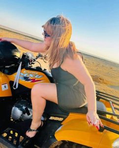 الحاجة سندس التونسية تنشر صورة لها بفستان عاري والسيجار في يديها 1