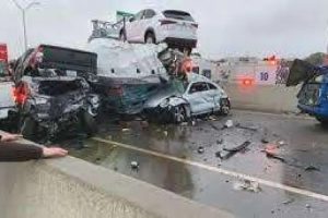 حادث مروع | شاهد لحظة اصطدام 46 شاحنة ببعضهم.. والسلطات تصدر تحذيرا عاجلا