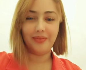 الحاجة سندس التونسية تنشر صورة لها بفستان عاري والسيجار في يديها