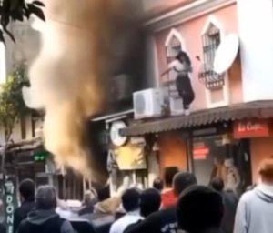 فتاة تهرب من موقع انفجار مطعم أيدن بأعجوبة (فيديو)