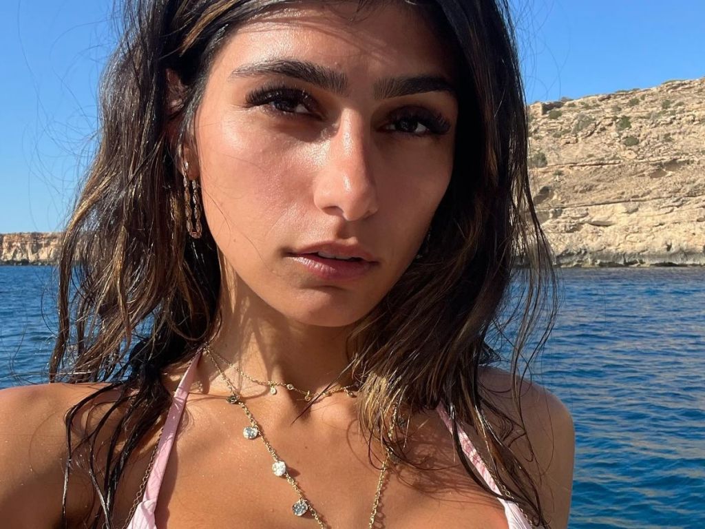 ميا خليفة تطلب أغرب وأجرأ هدية في عيد الميلاد.. ما طلبته صادم !! 34