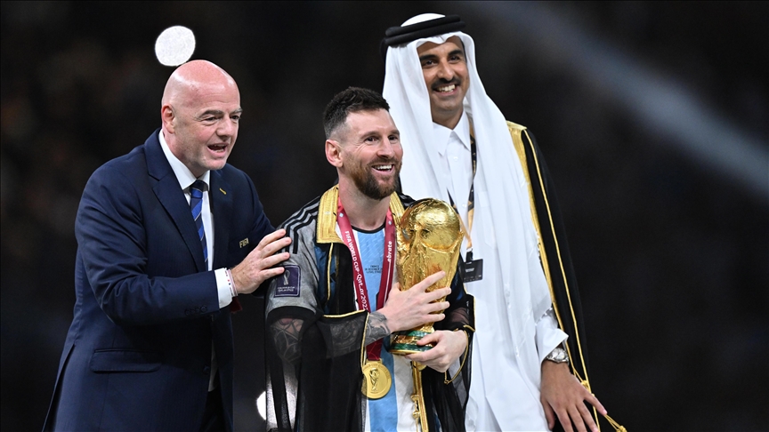 ميسي يقضي أول ليلة في الأرجنتين محتضناً كأس العالم "صور" 38