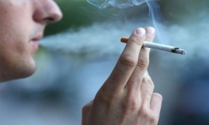 إسبانيا تجبر شركات التبغ على تحمل تكاليف تنظيف أعقاب السجائر