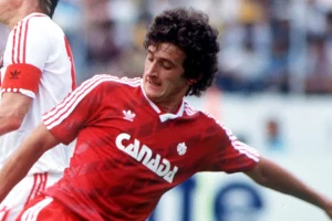 لاعب كرة شهير