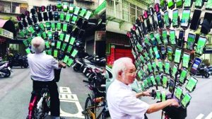 مسن يمارس الألعاب الإلكترونية على 64 هاتفا راكباً دراجته