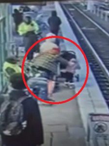 سيدة تدفع طفلة بعمر 3 سنوات تحت عجلات القطار | فيديو مرعب