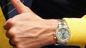 رونالدو يقتنى ساعة ذات الارقام العربية