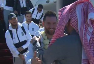 شاهد لحظة وصول ميسي وزملائه في باريس سان جيرمان الي السعودية