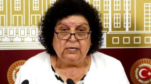 نائبة سابقة بحزب الشعب الجمهوري تهاجم الحجاب: “سببًا للإرهاب”