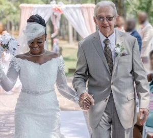 فتاة 24 عامًا تتزوج رجل 85 عامًا وهدفها إنجاب طفل!