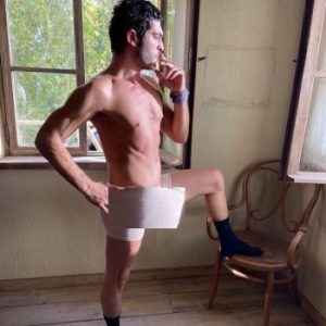 الممثل التركي بوراك دينيز يظهر بدون ملابس.. والجمهور مصدوم ’’صور’’ 1