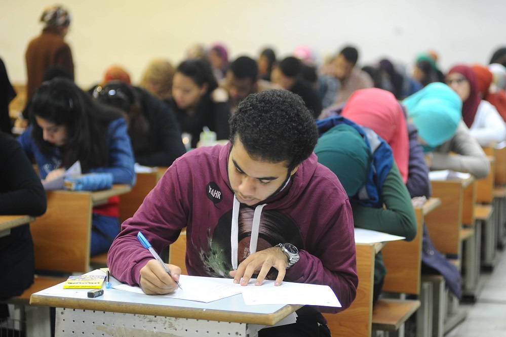 ما هو جمع كلمة حسام ؟ سؤال يثير البلبلة في قاعة امتحان في مصر